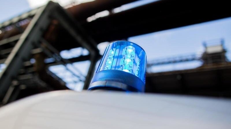 Ein Polizeifahrzeug mit Blaulicht auf dem Dach. Foto: Rolf Vennenbernd/dpa