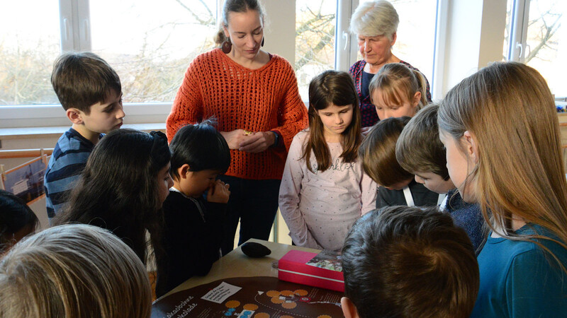 Gemeinsam mit den Jung-Studenten der KinderUni verfolgten Melanie Falkenstein und Gertie Reiter (beide hinten) von der Lenkungsgruppe Fairtrade die Stationen der Schokoladen-Herstellung.