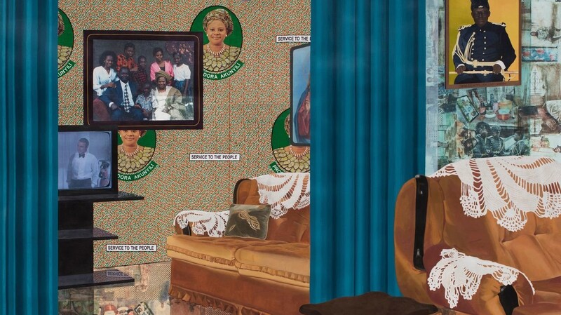 Die 36-jährige Njideka Akunyili Crosby öffnet in "Home: As You See Me? (2017) einen privaten Raum. Ihre Arbeit ist ab 29. November in der Ausstellung "Innenleben. Interiorities? zu sehen.