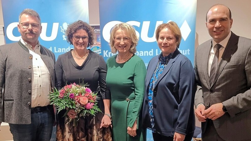 CSU-Ortsvorsitzender Marcel Zviedris (von links) mit den Ehrengästen MdL Dr. Petra Loibl, Bezirksrätin Monika Maier, stellvertretende Landrätin Claudia Geilersdorfer und MdB Florian Oßner.