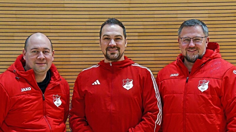 Abteilungsleiter Matthias Groß (links) und sein Stellvertreter Markus Weinzierl (rechts) mit Trainer Helmut Bedö.