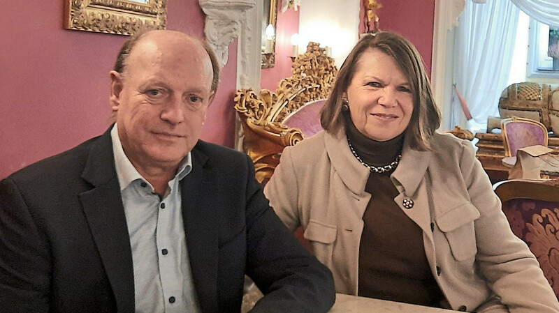 Vereinsvorsitzender Hans-Peter Summer und Beisitzerin Barbara Mallik lassen im Vorfeld der Hauptversammlung am Freitag 20 Jahre Förderverein Kastanienburg Revue passieren.