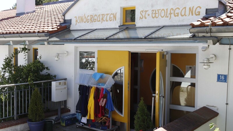 Hätte erweitert werden sollen, ist aber gescheitert: der katholische Kindergarten St. Wolfgang in Rudelzhausen. Deshalb wird bei Tegernbach nun groß neu geplant.