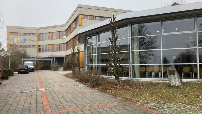 Knapp 600 Schülerinnen und Schüler besuchen derzeit das Burkhart-Gymnasium in Mallersdorf-Pfaffenberg. Durch den möglichen Neubau eines Gymnasiums in Alteglofsheim könnte die Schülerzahl bedenklich sinken.
