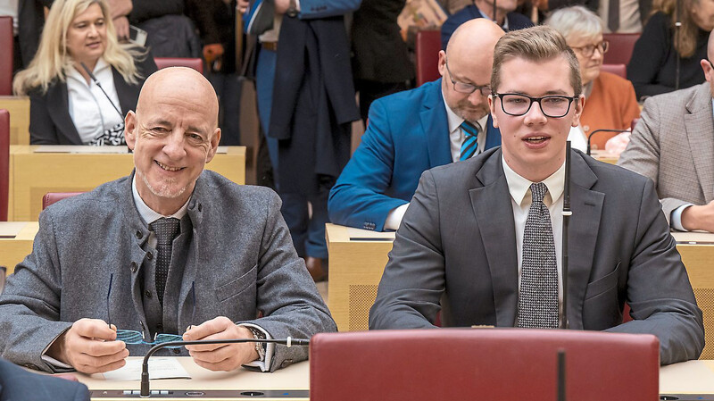 Die umstrittenen AfD-Abgeordneten Martin Böhm (l.) und Daniel Halemba nehmen am Holocaust-Gedenkakt im Landtag teil.