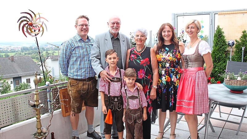 Mit Schwiegersohn, Tochter Sabine, den Enkeln Emil und Leon und Bürgermeisterin Karin Bucher feiern Otto und Christa Becht goldene Hochzeit.