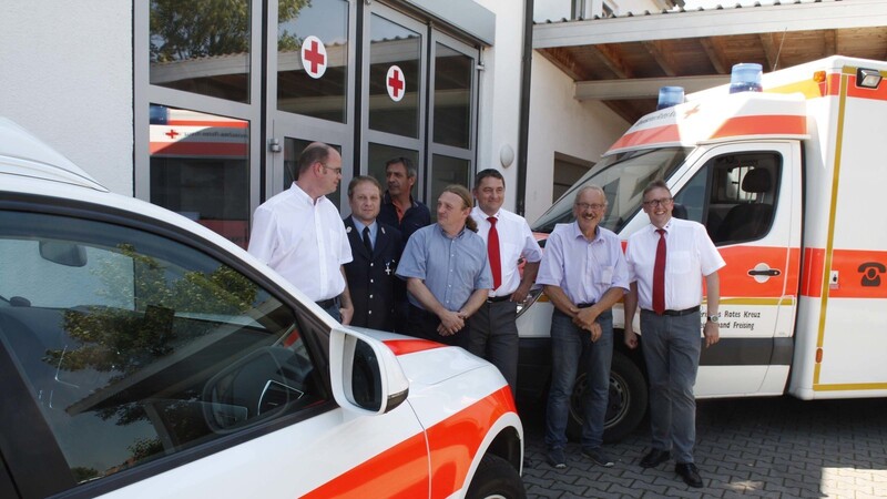 2015 wurde in Nandlstadt das zehnte Jubiläum der Rettungsstation gefeiert. Den Schönheitsfehler sieht man nicht: Der Rettungswagen wurde symbolhaft für das Foto bereitgestellt, der eigentliche Wagen war im Einsatz.
