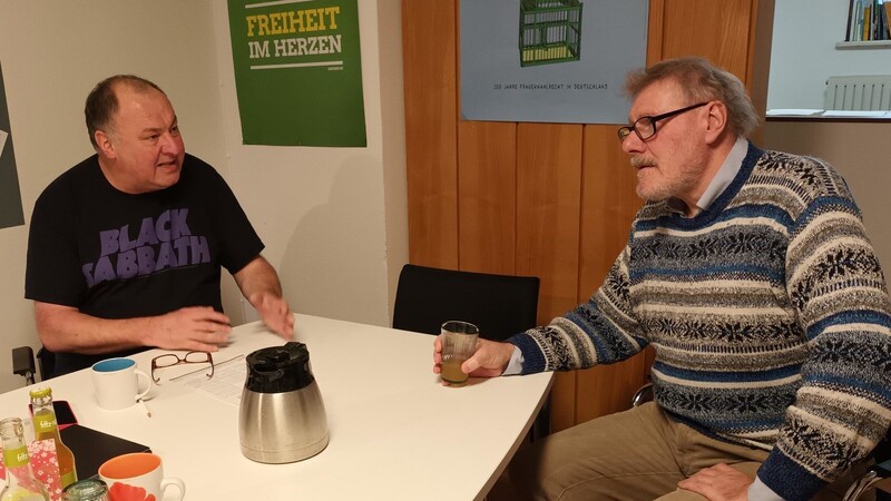 Ideen-Austausch bei Kaffee und Saft im Abgeordnetenbüro: Grünen-MdB Erhard Grundl und stellvertretender BN-Kreisvorsitzender Johann Meindorfer.