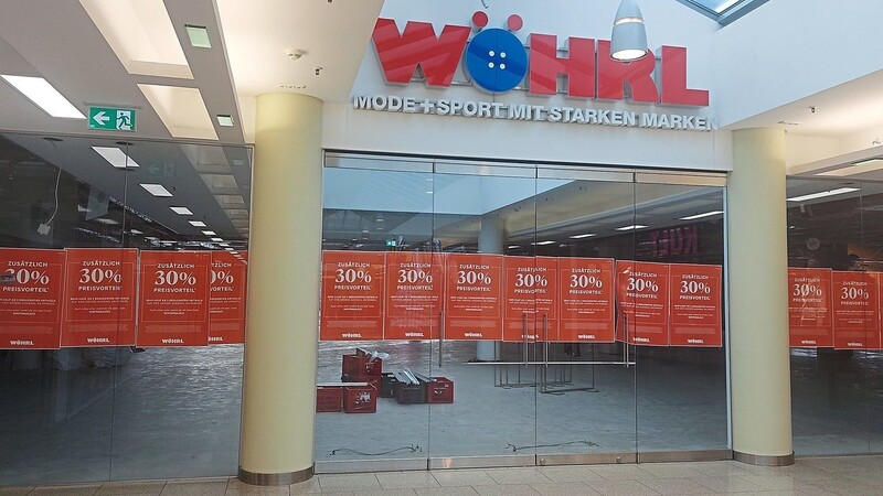 Die Ladentüren von Wöhrl Sport im Basement des Degg's sind geschlossen.