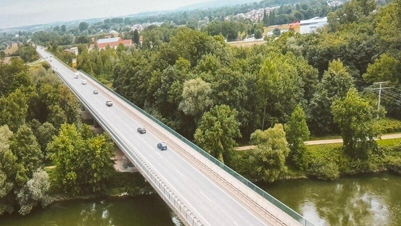 Wo früher auf der Route der alten Fernhandelsstraße von Salzburg /Reichenhall über Straubing nach Regensburg nach Böhmen führte, durch die seichten Wasserarme der Isar führten, wird heute der Verkehr auf der B 20 über eine Brücke geleitet.