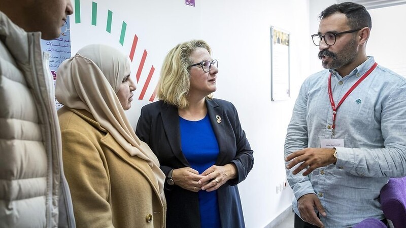 Ministerin Svenja Schulze (M.) spricht mit Marokkanern, die sich vorstellen könnten, als Fachkräfte nach Deutschland zu gehen.