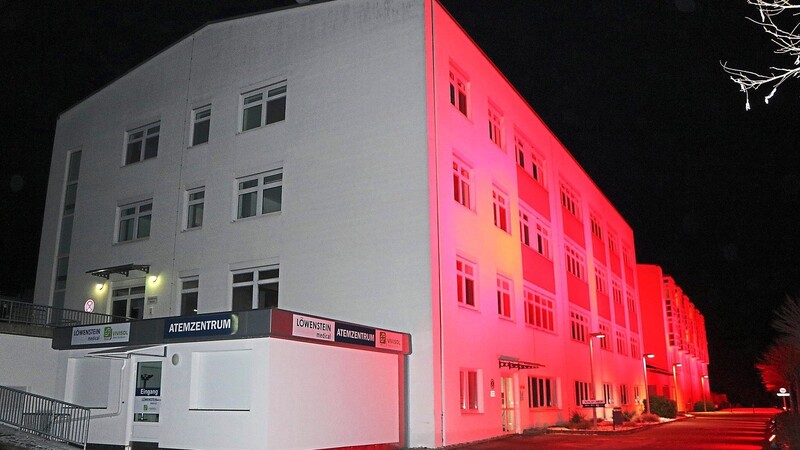 Rot beleuchtet ist die Klinik Donaustauf. Wie es weitergeht - beziehungsweise ob es weitergeht -, soll sich am Dienstag entscheiden.