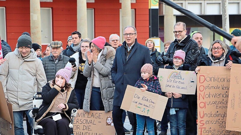 Rund 200 Personen demonstrierten am Donnerstag für den Erhalt der Klinik Donaustauf.
