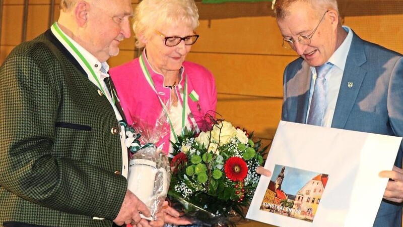 Bürgermeister Markus Ackermann überreichte dem Ehepaar auch kleine Geschenke, unter anderem ein Kunstkalender mit Waldmünchner Motiven von Lomax