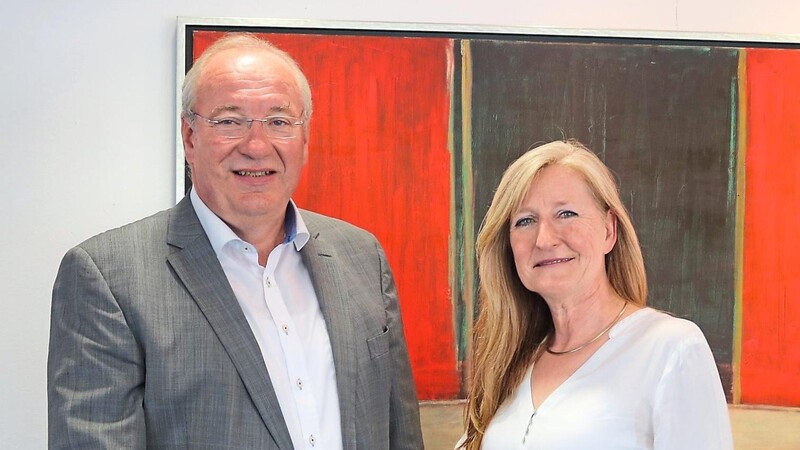 Auf gute Zusammenarbeit: Landrat Franz Löffler mit der neuen Schulleiterin des Robert-Schuman-Gymnasiums, Angela Schöllhorn.