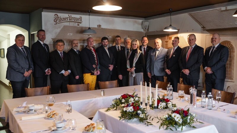 Staatspräsident Petr Pavel und seine Frau Eva zusammen mit den Bürgermeistern der Region im Restaurant ""U Kulináře".