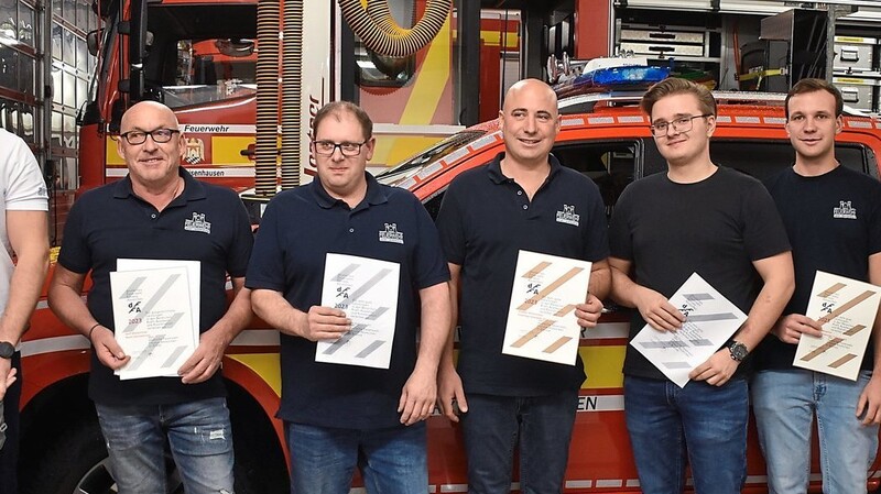 Vorsitzender Anton Pollner junior (links) überreichte als Lehrgangsleiter das neue Feuerwehr-Fitness-Abzeichen an acht erfolgreiche Sportler.