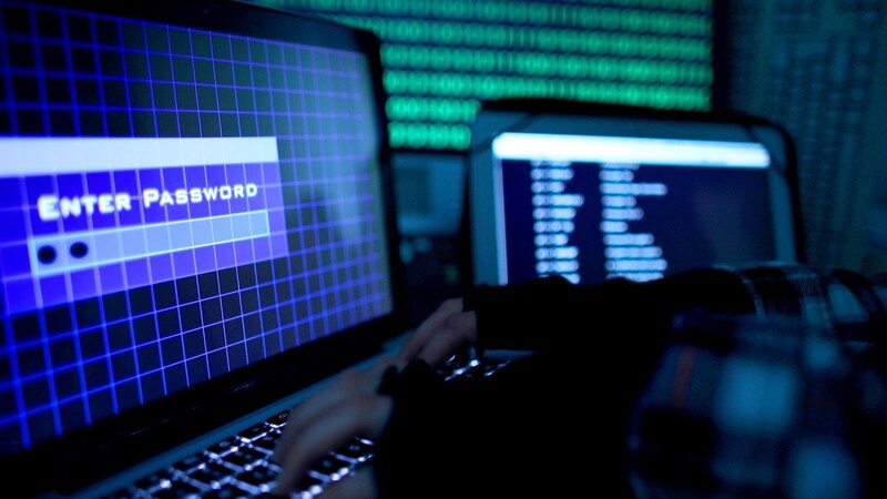 Bei Cyberangriffen lesen die Hacker mitunter über Jahre mit. Dabei greifen sie sämtliche Daten wie Passwörter ab.