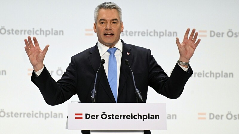 Mit Steuersenkungen, dem Kampf gegen irreguläre Migration und besseren Angeboten für Familien will die konservative ÖVP um Regierungs- und Parteichef Karl Nehammer in Österreich wieder in die Erfolgsspur finden.