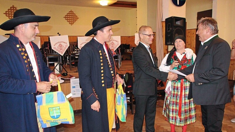 An die Ehrengäste werden Gedenkblätter und Präsente verteilt, wie hier an Bürgermeister Wolfgang Zirngibl aus Ascha.