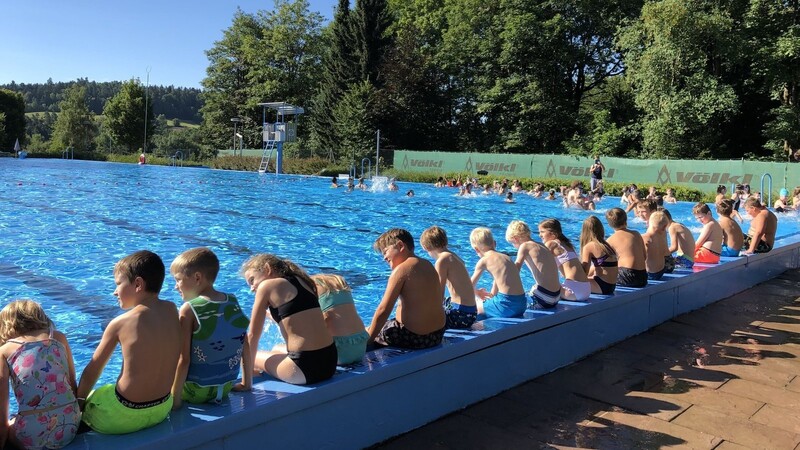 Schüler der Mittelschule Mitterfels bei ihrem Schwimmfest im Panoramabad. Die Wasserwacht hat dort immer die Wasseraufsicht übernommen.
