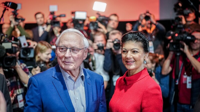 Sahra Wagenknecht und Oskar Lafontaine nehmen am Gründungsparteitag der neuen Wagenknecht-Partei, das "Bündnis Sahra Wagenknecht - für Vernunft und Gerechtigkeit", teil.