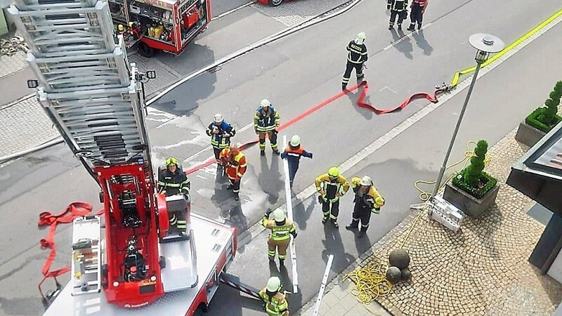 Mit Hilfe der Drehleiter wurde der Brand in einem Wohnhaus in Straßkirchen bekämpft.