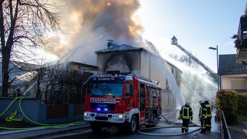 Mit Hochdruck kämpften die Feuerwehrkräfte gegen die Flammen.