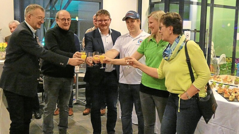 Bürgermeister Markus Ackermann stieß am Samstag mit Wolfgang See, Stefan Höcherl, Andreas Dietl (Wasserwacht), Magdalena Bindl und Sigrid Frei (TV) auf 30 Jahre AquaFit an.