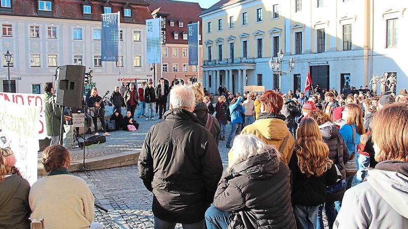 Die Teilnehmer versammelten sich am Sonntagnachmittag am Bismarckplatz, bevor sie zum Amtsgericht zogen.