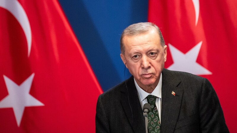 Die Beitrittsverhandlungen seines Landes mit der EU liegen auf Eis. Nun versucht der türkische Präsident Recep Tayyip Erdogan, sich über eine neue Partei mehr Einfluss zu sichern.  Foto: Marton Monus/dpa