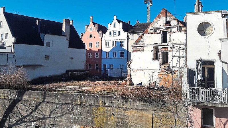 Die Rückseite der Wagnergasse 2 (zweites Gebäude von rechts), von der Zweibrückenstraße aus gesehen. Links daneben standen zwei weitere, bereits abgebrochene Handwerkerhäuser.
