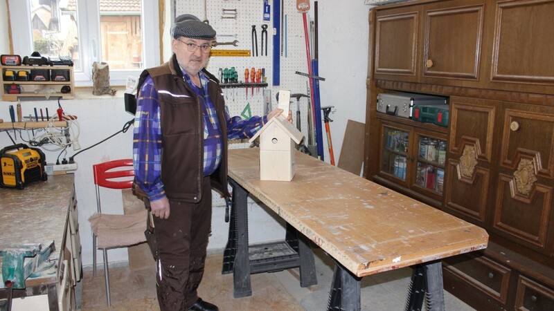 In seiner Werkstatt baut Hans Stieglbauer die Nistkästen. Rund drei Stunden braucht er, bis so ein kleines Häuschen fertig ist.