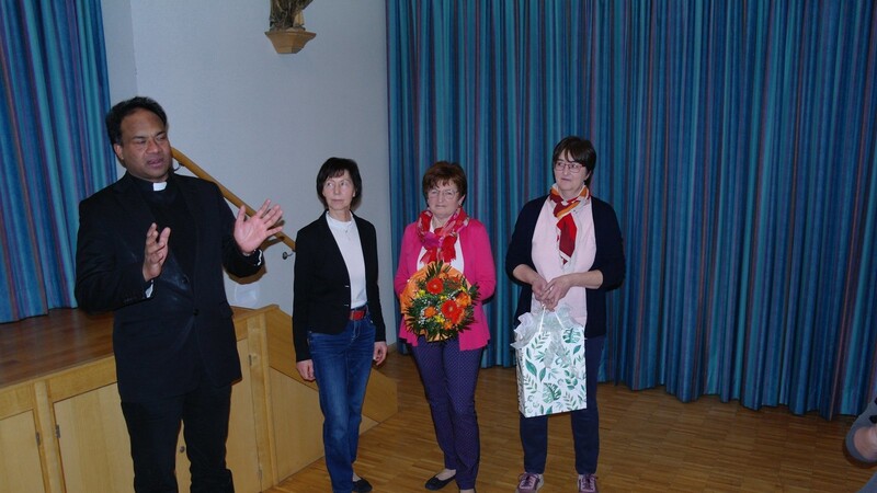 Pfarrer Saju Thomas bedankt sich bei Christine Klingshirn und Mathilde Haindl.