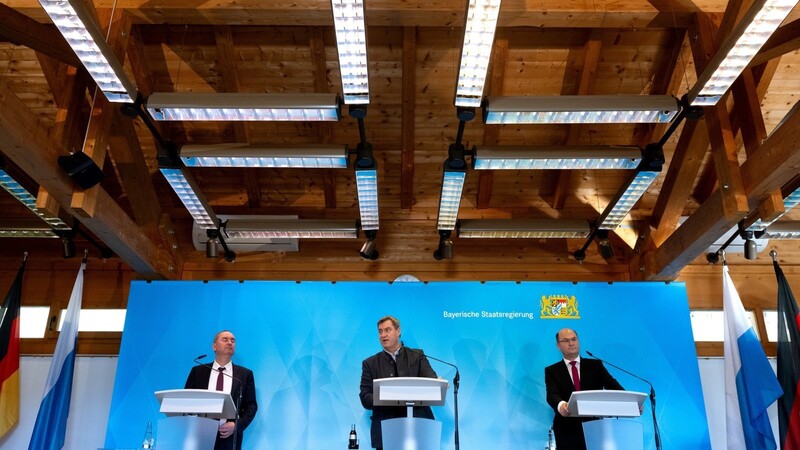 Hubert Aiwanger (Freie Wähler, l-r), Wirtschaftsminister von Bayern, Markus Söder (CSU), Ministerpräsident von Bayern, und Albert Füracker (CSU), Finanzminister von Bayern, nehmen nach der Haushaltsklausur des bayerischen Kabinetts am Tegernsee an einer Pressekonferenz teil. Das Kabinett hat sich mit dem Doppelhaushalt 2024/2025 beschäftigt.