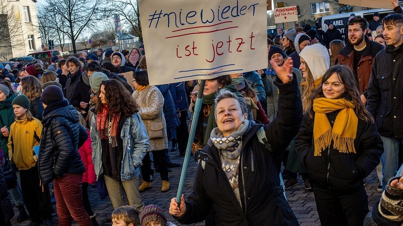 Eine Frau in Demmin (Mecklenburg-Vorpommern) demonstriert am vergangenen Wochenende gegen rechts.