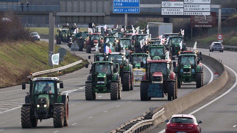 Französische Landwirte nehmen am Montag mit Traktoren an einer Straßenblockade auf der Autobahn A 6 teil.