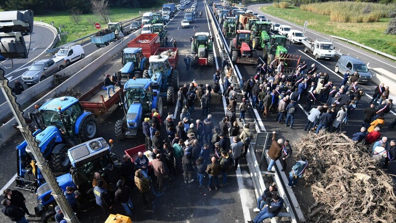 Französische Landwirte nehmen mit ihren Traktoren an einer Straßensperre auf der Autobahn A9 teil, inmitten landesweiter Proteste, zu denen mehrere Bauernverbände wegen Löhnen, Steuern und Vorschriften aufgerufen hatten.