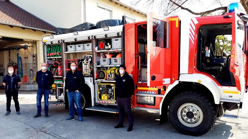 Auf das neue Einsatzfahrzeug LF 20 KatS wartet die Feuerwehr Gaden sehnsüchtig. Unser Bild zeigt Kommandant Christian Schröcker (2. v. l.) mit Kollegen bei einer Besichtigung in Landshut.