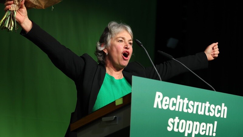 Gisela Sengl steht auf der Landesdelegiertenkonferenz der bayerischen Grünen nach ihrer Wahl zur Co-Vorsitzenden der bayerischen Grünen auf der Bühne.