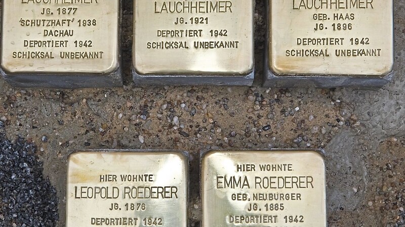 "Stolpersteine": Die Namenstafeln zweier jüdischer Familien am Oberen Stadtplatz erinnern bis heute an die Gräueltaten der Nationalsozialisten.  Foto: Stadt Deggendorf