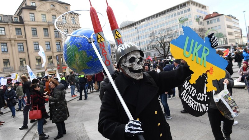 Ein Bild aus dem vergangenen Jahr: ein Demonstrant mit Stahlhelm und Totenkopfmaske auf der Demo gegen die Sicherheitskonferenz. Heuer findet sie vom 17. bis 19. Februar im Hotel Bayerischer Hof statt.