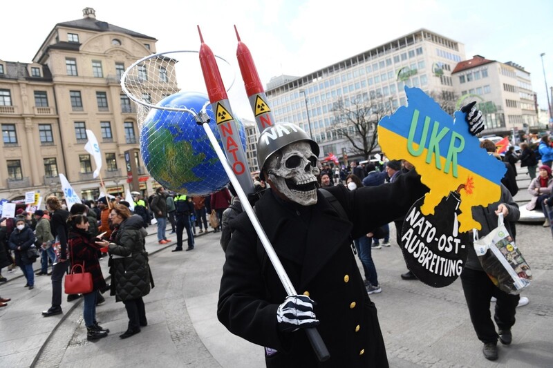 Ein Bild aus dem vergangenen Jahr: ein Demonstrant mit Stahlhelm und Totenkopfmaske auf der Demo gegen die Sicherheitskonferenz. Heuer findet sie vom 17. bis 19. Februar im Hotel Bayerischer Hof statt. 