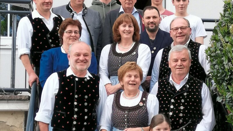 Die neue Vorstandschaft des Trachtenvereins Heimattreu Münster um Vorsitzenden Ludwig Müller. Mit auf dem Foto ist Bürgermeister Alfred Holzner.
