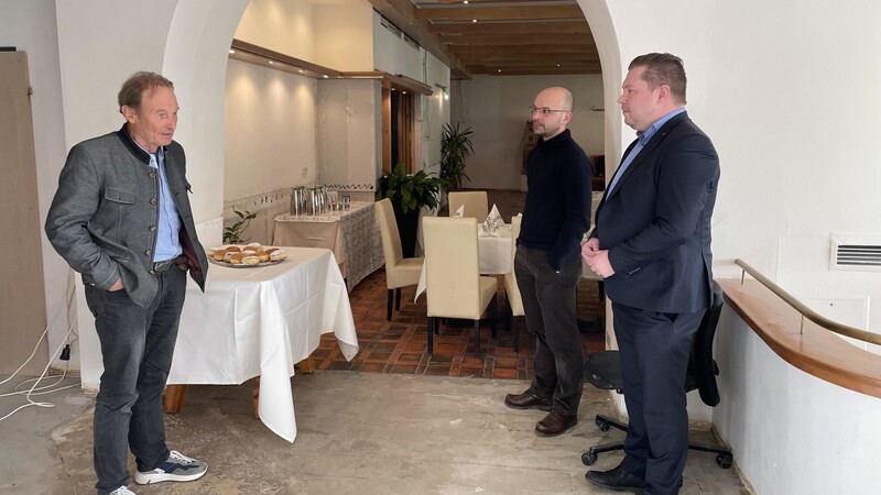Peter Heidecker (l.) im Gespräch mit BTM-Chef Marco Felgenhauer (Mitte) und Michael Adam.
