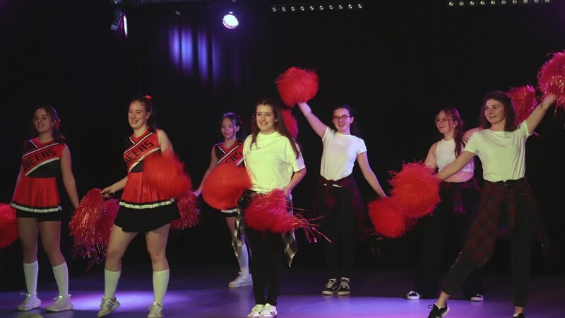 Eröffnet wurde "Showtime" von Q12-Schülerinnen mit einer Choreo zu einem Mashup aus "High School Musical".