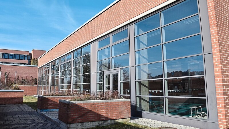Der Badebetrieb in der Mainburger Lehrschwimmhalle am Gabelsberger-Gymnasium muss wegen Schwächen in der Statik des Gebäudes ab sofort eingestellt werden.