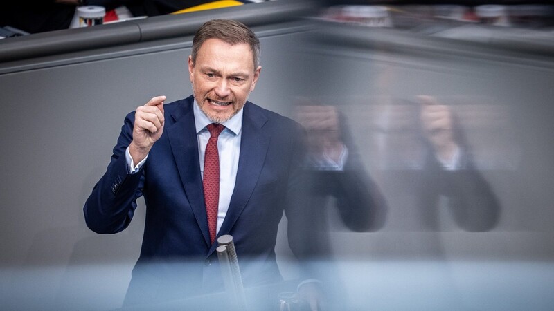 Bundesfinanzminister Christian Lindner verteidigt im Bundestag zum Auftakt der Haushaltswoche den Etatentwurf für 2024.
