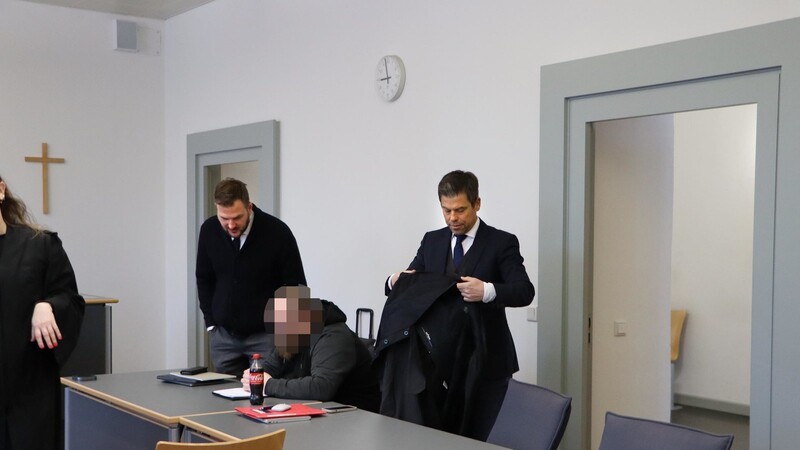 Am ersten Prozesstag: Der Mann aus dem nördlichen Landkreis sitzt auf der Anklagebank, neben ihm seine Anwälte Georg Karl und Julian Wunderlich (links).