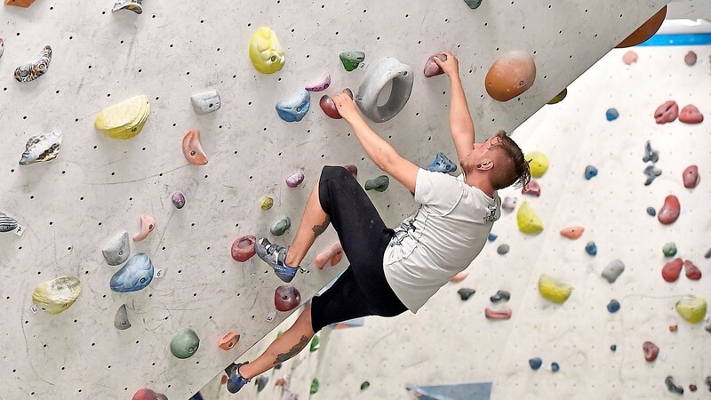 Wer in einer Boulderhalle klettert, braucht nicht nur Kraft, sondern auch Köpfchen. Denn jeder Griff muss überlegt sein, um nicht zu lange an einer schwierigen Stelle wortwörtlich festzuhängen.